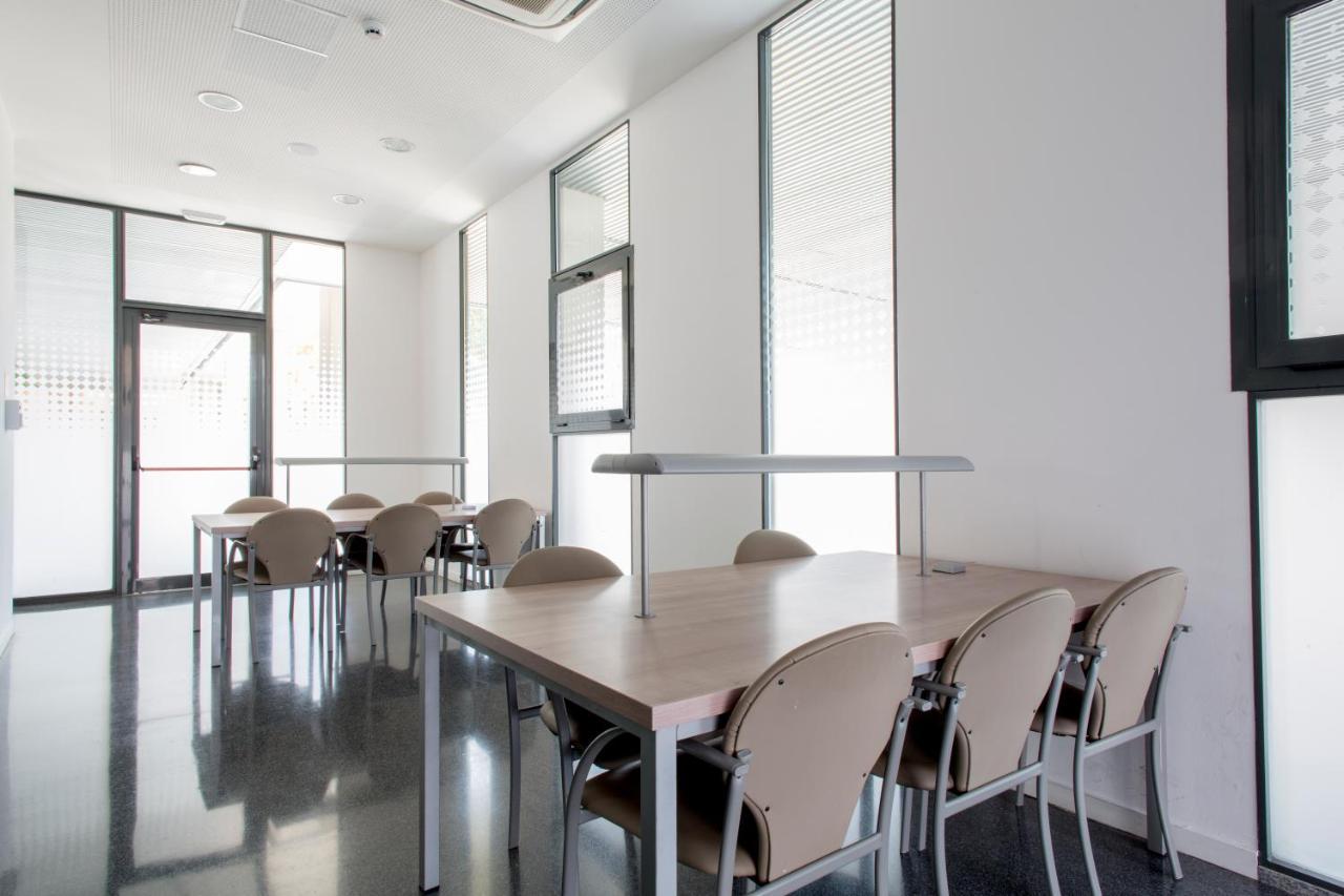 Alojamientos Universitarios Resa Hipatia Terrassa Kültér fotó